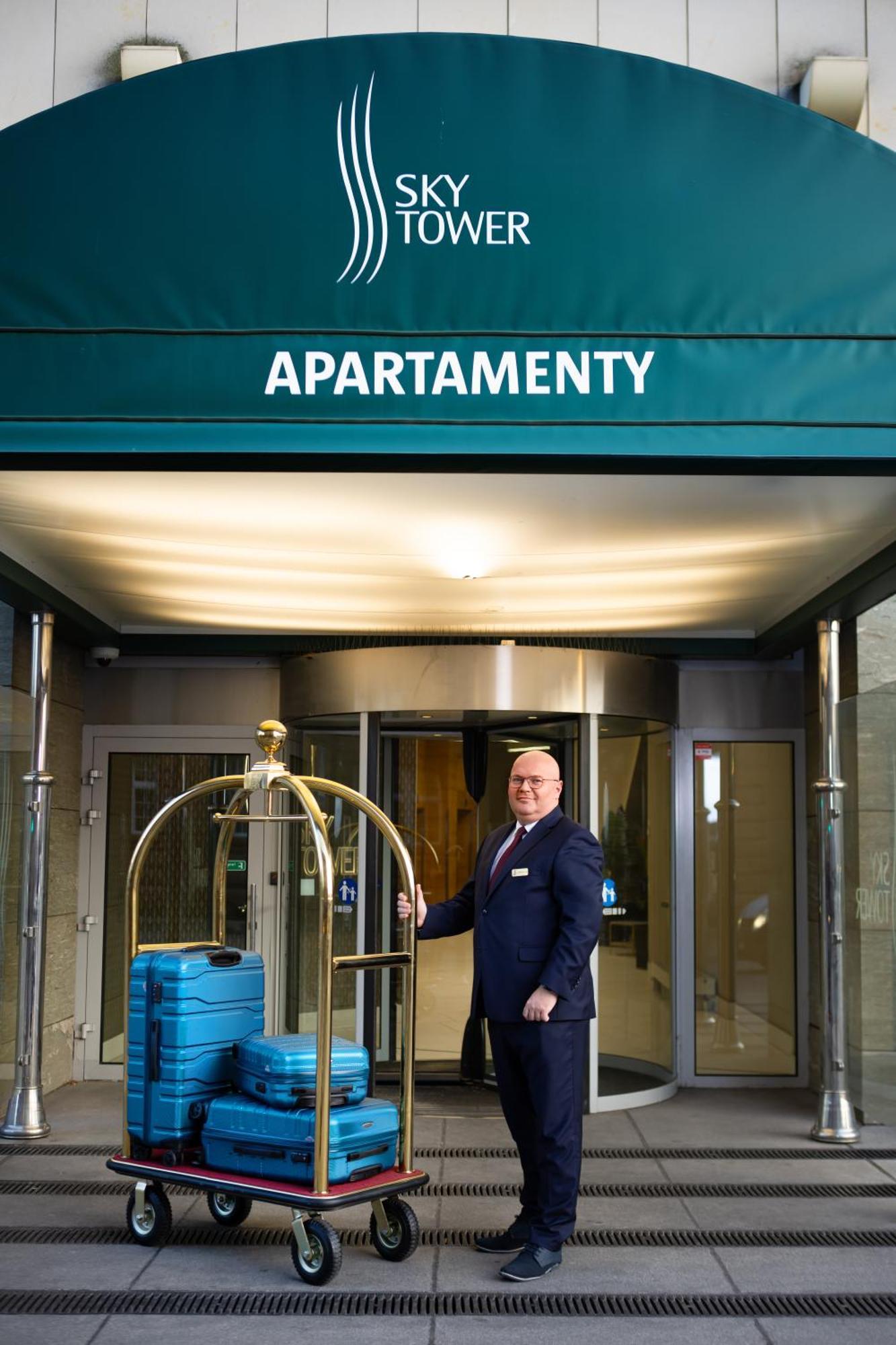 Apartamenty Sky Tower Z Jakuzzi Przy Oknie Wroclaw Bagian luar foto