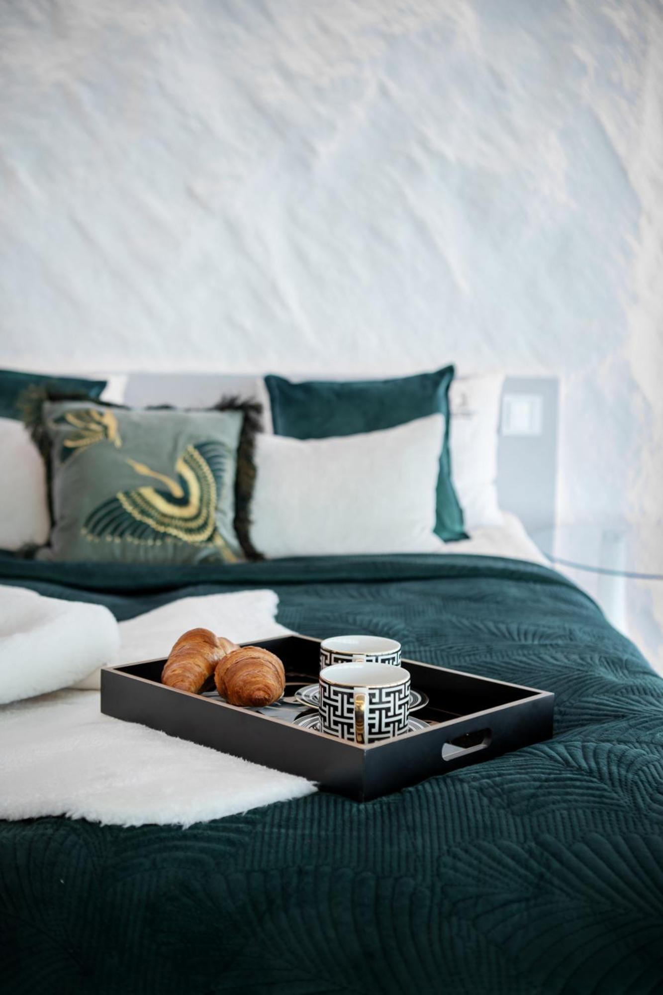Apartamenty Sky Tower Z Jakuzzi Przy Oknie Wroclaw Bagian luar foto