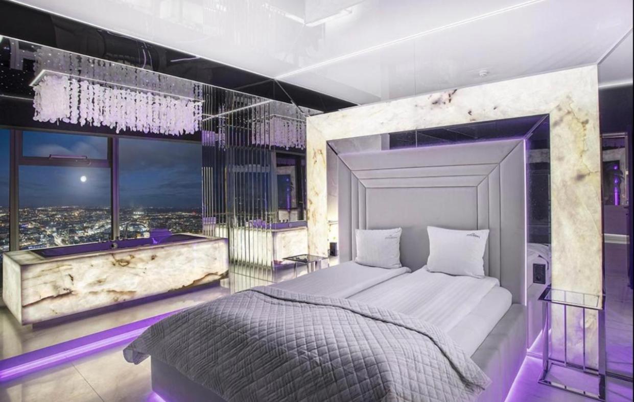 Apartamenty Sky Tower Z Jakuzzi Przy Oknie Wroclaw Bagian luar foto