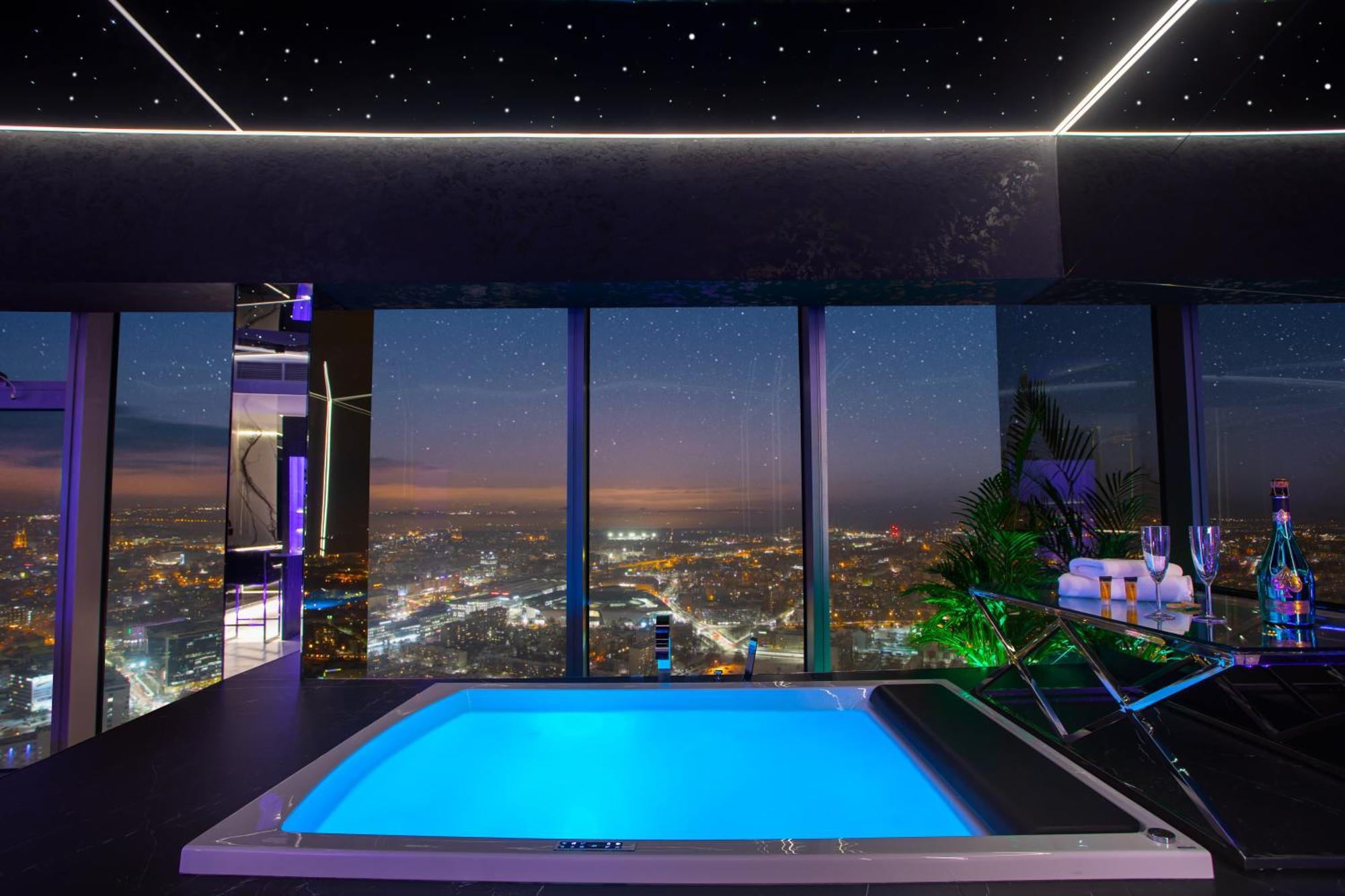 Apartamenty Sky Tower Z Jakuzzi Przy Oknie Wroclaw Bagian luar foto