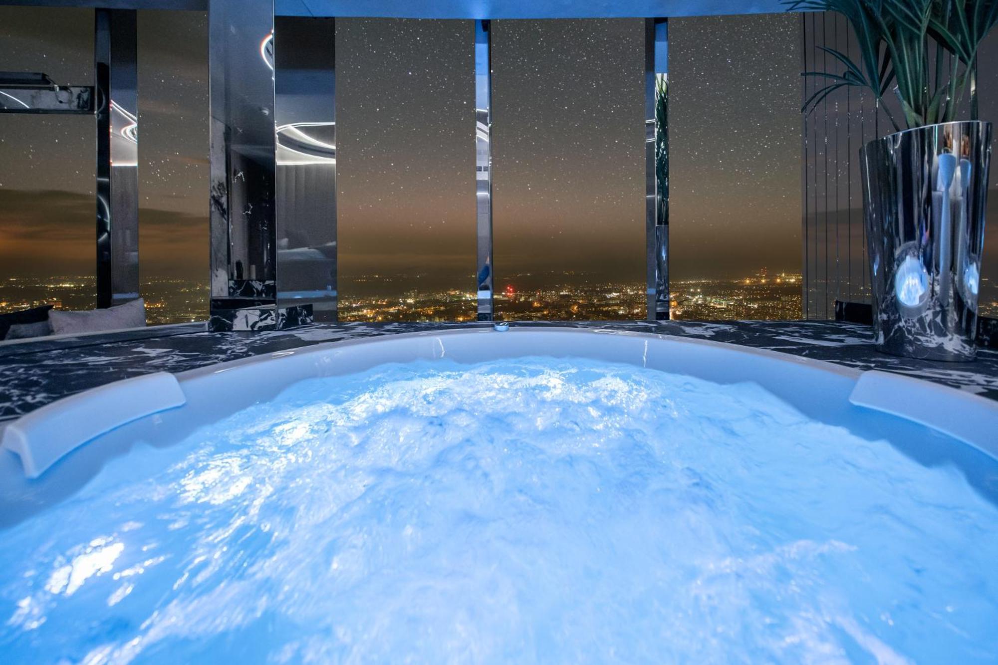 Apartamenty Sky Tower Z Jakuzzi Przy Oknie Wroclaw Bagian luar foto
